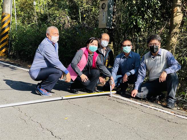 潭子区潭兴路湳底巷年久失修，致路面龟裂严重受损，立委杨琼璎等人前往会勘。（陈淑娥摄）