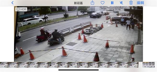 遭撞女乘客下车后脚软跌坐在地。（民眾提供／李俊淇新北提供）