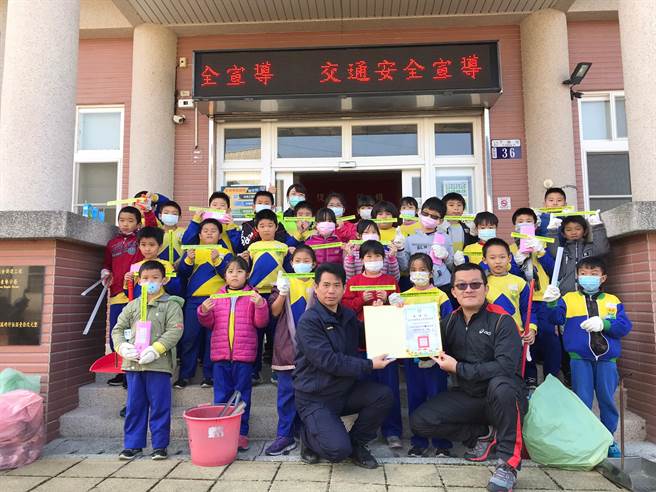 东势警分局茅埔派出所员警宣导「重要节日交通安全」，配合有奖徵答活动，让师生们收穫满满。 （东势警分局提供／陈淑娥台中传真）