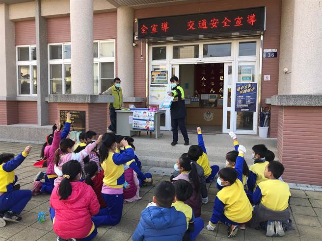 东势警分局茅埔派出所员警宣导「重要节日交通安全」，配合有奖徵答活动，让师生们收穫满满。 （东势警分局提供／陈淑娥台中传真）