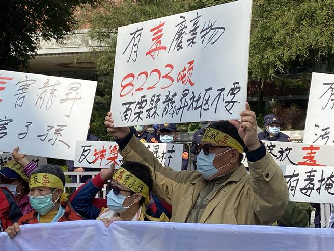 反造桥龙升村坤舆事业废弃物掩埋场自救会成员今日北上中央部会抗议，要求中央介入，并向苗栗县政府再次喊话，要求撤销坤舆事业废弃物掩埋场试营运许可。（李柏澔摄）