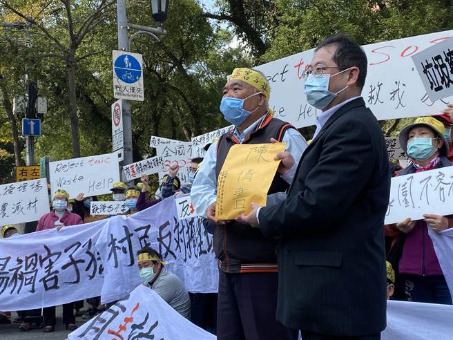 农委会农田水利署副署长陈衍源出面接过民眾陈情书。（李柏澔摄）