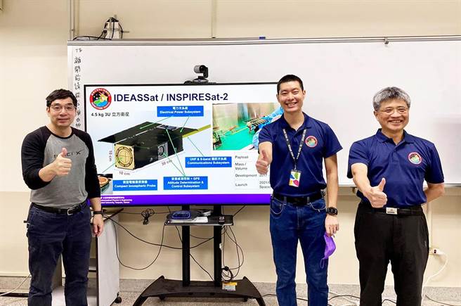 中央大学「飞鼠号」立方卫星，幕后重要推手左至右：太空系赵吉光主任、张起维教授、刘正彦教授。（中大提供／林志成台北传真）