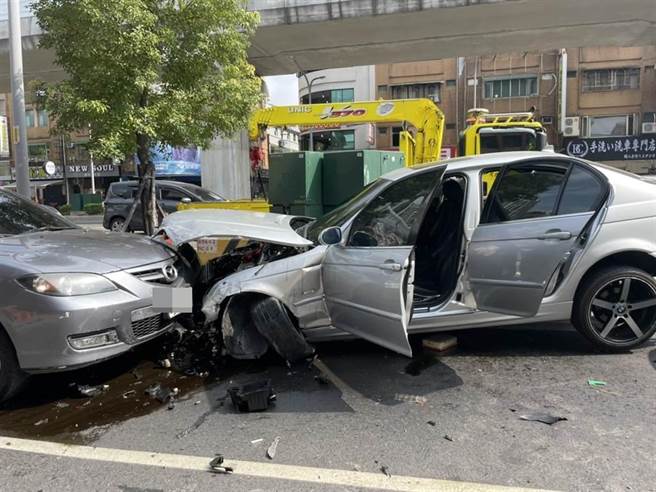BMW飞越分隔岛撞到行驶在慢车道的2辆汽车。（李俊淇摄）