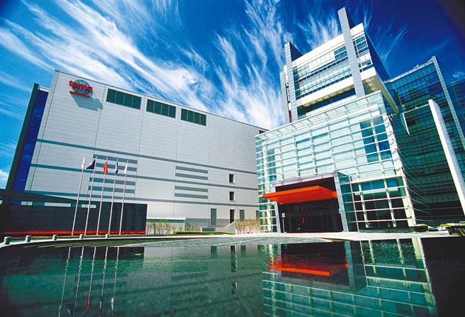 台积电即使表态愿意加速应对车用晶片短缺问题，短期内恐怕也难解决半导体短缺困境。日媒认为，美国连续制裁华为、中芯国际是半导体短缺起源。(本报系资料照片)