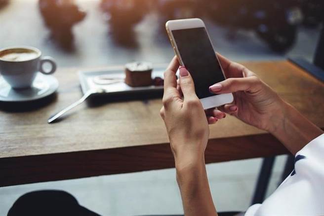 AI店家防护让头家无论身在何处，都能随时随地跨平台即时查看影像。(图/ Shutterstock)