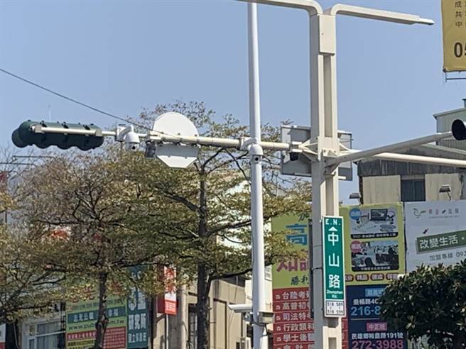 嘉義火車站前中山路與中正路口安裝球型攝影機，科技執法蒐證違規。（廖素慧攝）