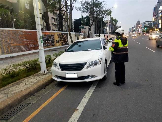 嘉義市警方取締違規停車。（嘉義市警察局提供）