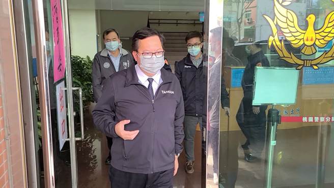 桃园市长郑文灿中午悄悄到桃园警分局慰问，强调分局都掌握清楚，「没有问题！」(蔡依珍摄)