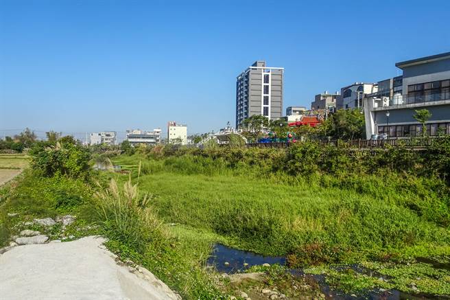 芎林乡重划区坎下干线应急工程，将改善400米堤防（左），沿堤顶建置400米人行步道，预计年中完成后。（罗浚滨摄）