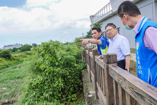 芎林乡长黄正彪（左）向县长杨文科（中）说明芎林乡重划区坎下干线应急工程。（罗浚滨摄）