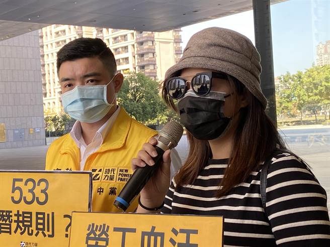 时代力量台中党部台中党部执行长简嘉佑、立委陈椒华台中服务处主任吴佩芸与购买蛙蛙文创口罩受害消费者，中午到市府前陈情。（卢金足摄）