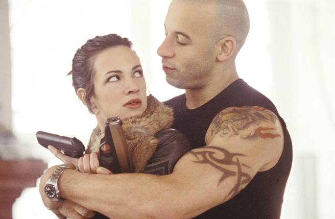 女星爱夏亚金多惊爆跟冯迪索拍摄《限制级战警》期间，被导演罗伯柯汉下药迷奸。(图／达志提供)