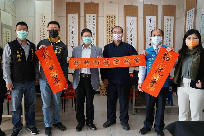 書法家謝長有（右三）將「防疫」墨寶贈給造訪的縣長楊文科（左三）。（羅浚濱攝）