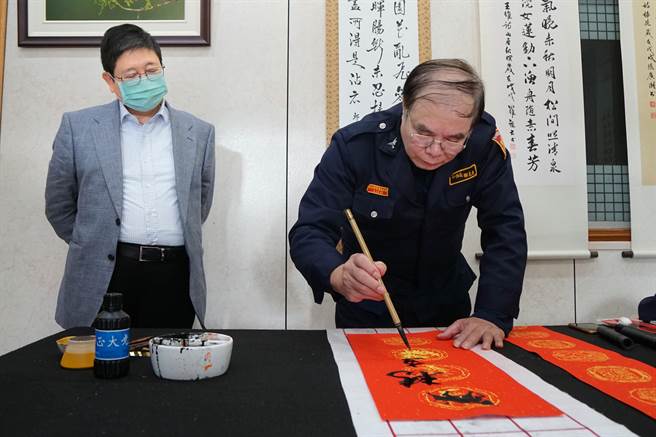 擔任義警的書法家謝長有（右）現場揮毫。（羅浚濱攝）