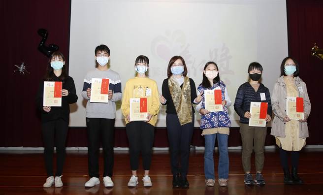 立法委员林奕华（中）颁奖给得奖的普仁小太阳。（图由灵鹫山佛教教团提供）