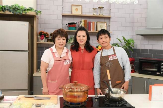 料理大师程安琪（左起）、张凤书、蔡昌宪开心同框。（三立提供）