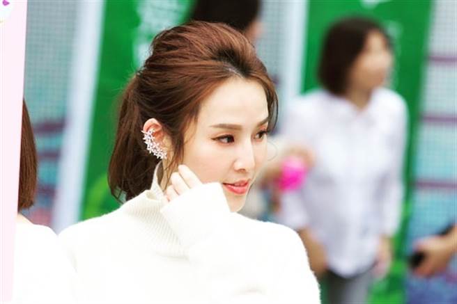 張齡予因幫粉絲簽名招來飆罵。(圖/翻攝自張齡予臉書)