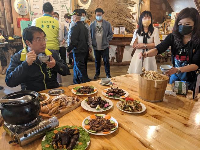 台南市长黄伟哲大啖美味料理，直说好吃。（庄曜聪摄）