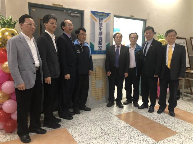 勤益科大合利茗机械、宝元公司的技术协助，规画成立「智慧生产实验室」，25日揭牌启用。(勤益科大提供／林欣仪台中传真)