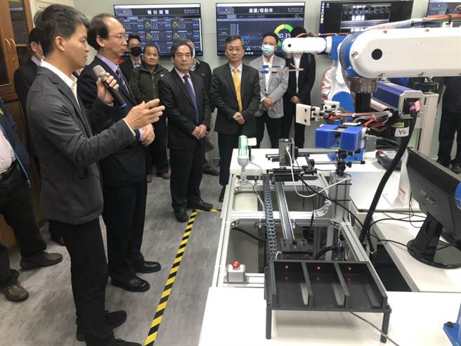 勤益科大「智慧生产实验室」内设软硬体设施齐备，可全程监控制程。(勤益科大提供／林欣仪台中传真)
