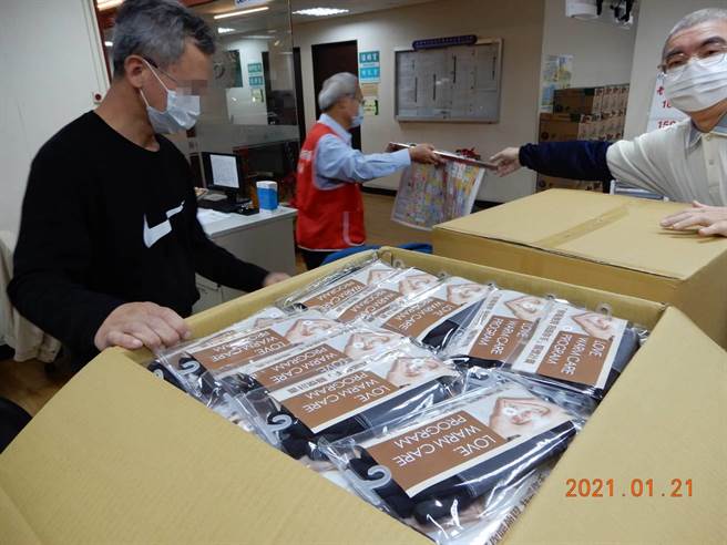 台北分署查封盧姓民眾的手套及口罩。(台北分署提供)