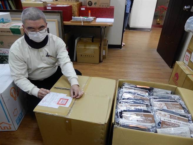 台北分署查封盧姓民眾的手套及口罩。(台北分署提供)