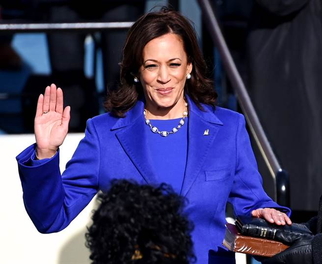 美國總統拜登簽署行政命令、甚至是聽取總統每日簡報時，副總統賀錦麗都隨侍在側，CNN指出，賀錦麗作為副總統的能見度明顯比前手彭斯大了許多。（資料照／TPG、達志影像）