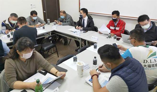 航港局副局长陈宾权主持会议，检讨春节疏运往小琉球航线的分流配套措施。（航港局提供）