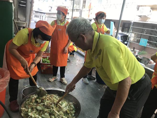 疫情升温，目前市府仍未宣布是否全部暂停办理社区照顾关怀据点、银髮俱乐部等活动，部分区公所为求谨慎，已建议邻里停办。（记者蔡雯如摄）