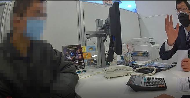 男子交友軟體認識1女子，進而以投資為由，匯款2千美元，中國信託大里分行行員察覺有異，報警阻詐。（霧峰分局提供／黃國峰台中傳真）