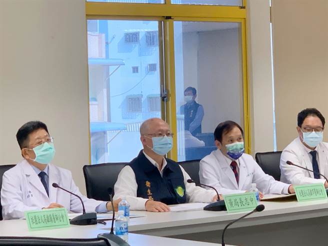 高市衛生局長黃志中（左二）今表示，高雄目前無桃醫5000人匡列的對象。（柯宗緯攝）