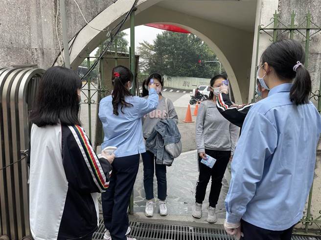 学测首度发生宠物鼠大闹试场，影响考生作答的情况，大考中心将开会研议处理方案，图为学测考生进入考场需先量测体温，非当事人。（资料照片）