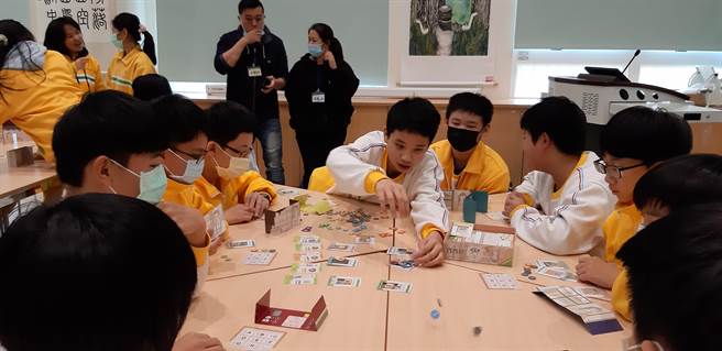 竹圍高中老師劉文如的閱讀課帶領學生從桌遊中多元閱讀。（教育局提供／李俊淇新北傳真）