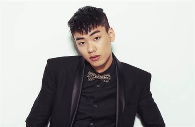 Iron被發現倒臥在花叢中，送醫不治。(圖／翻攝自韓網)