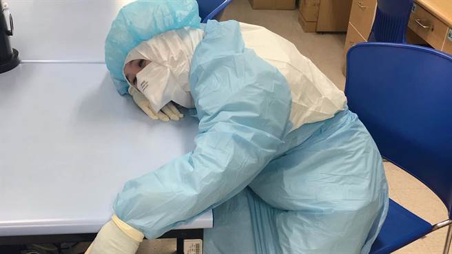 桃医一名护理师的老公在脸书曝太太在医院工作的模样，并表示真的很以太太为骄傲。（图／当事人授权提供）