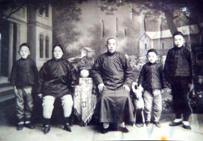 大约拍摄于1935山东潍县县城照相馆。右二是当时6岁的范金玉先生。右一是堂哥，左一是大两岁的哥哥。中间穿棉袄长衫的长者，是后来被土匪绑票，从此消失的父亲。一旁裹着小脚的母亲，曾经被日本人囚禁，脱逃后，带着范金玉兄弟逃往附近县城避难。堪称富裕的家道，在乱世里，成了各方匪徒觊觎的目标。18岁跟着军队来台的范金玉先生，当时已经失去父母。开放探亲后，回去探亲的同乡弟兄，把这张珍贵的老照片，从山东潍县大柳树村的老家，带来台湾给范先生，时隔六、七十年后，终于能够重温父母亲的慈爱面容。这张老照片，是现年92岁的范先生，与故乡珍贵且唯一的连结。（范金玉提供）