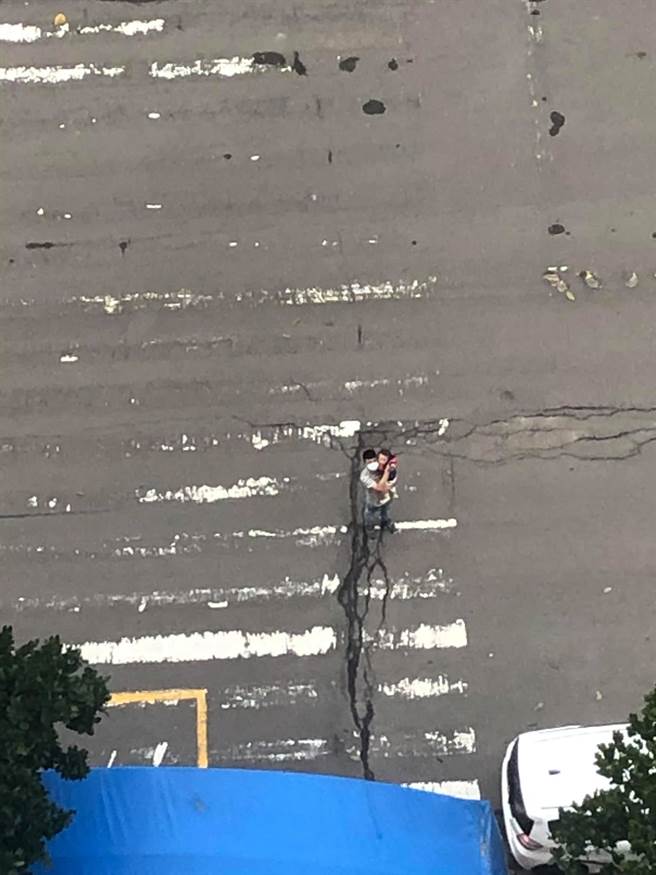 该护理师也在个人脸书分享自己目前隔离的状况，并上传一张先生昨日带着儿子隔窗探望的照片，令她直呼「世界上最遥远的距离」。（图／当事人授权提供）