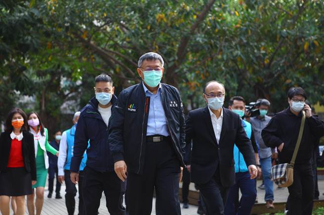 台北市长柯文哲（前中）25日下午前往南港高工为节能技术教学中心揭牌。（张立勋摄）