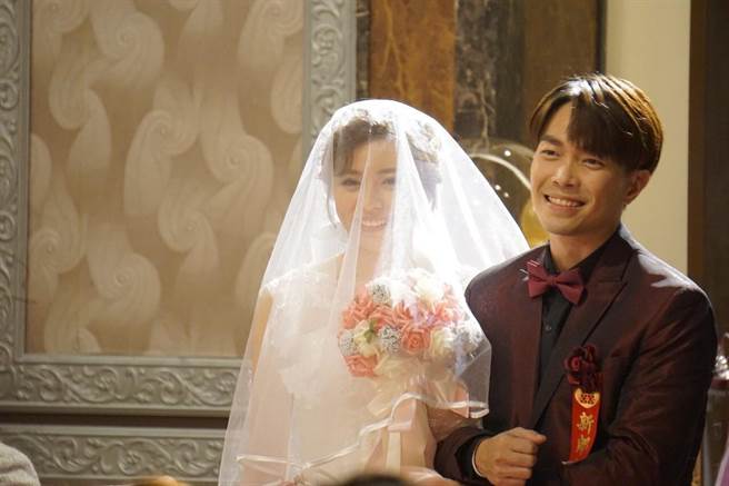 王瞳与许仁杰剧中终于结婚。（民视提供）