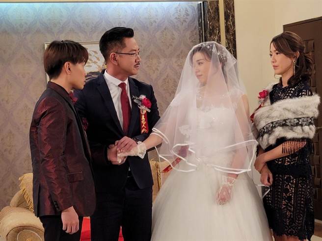 王瞳与许仁杰剧中终于结婚。（民视提供）