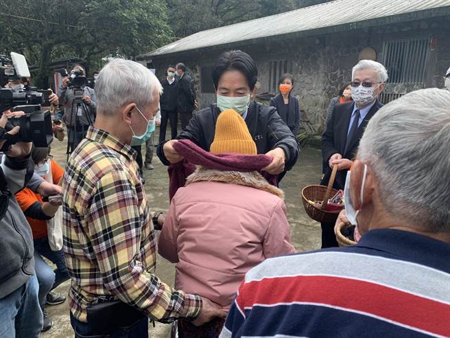 赖清德亲手为蔡阿妈围上围巾。（王扬杰摄）