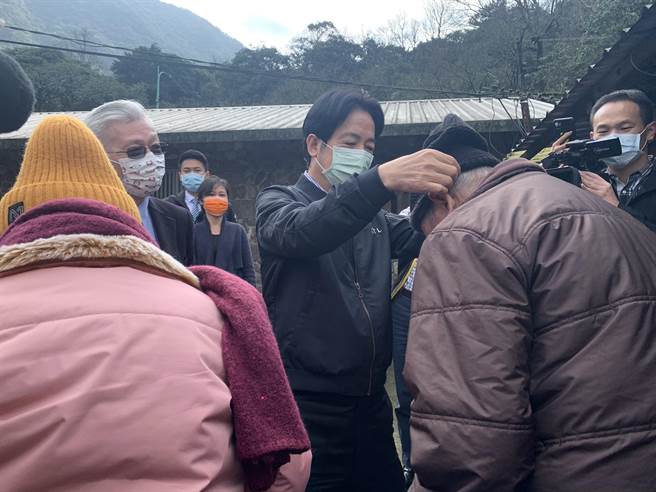 赖清德为蔡阿公戴上毛线帽。（王扬杰摄）