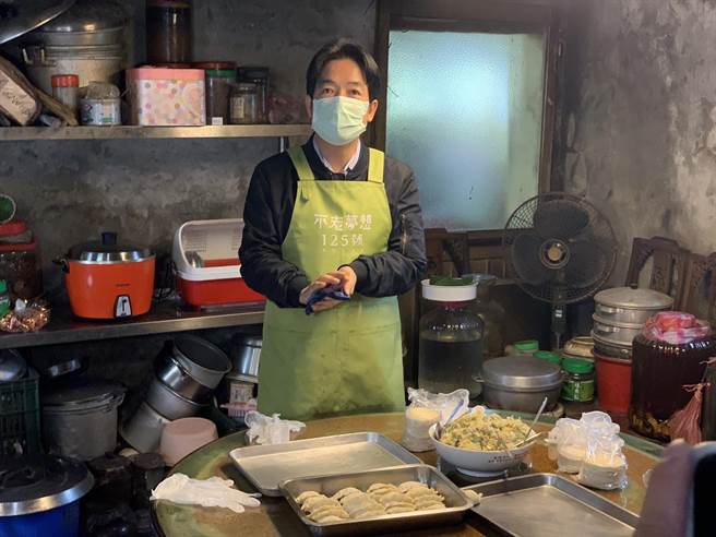 赖清德亲自下厨包饺子。（王扬杰摄）