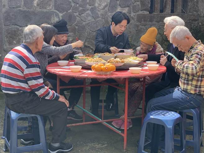 赖清德亲切为大家夹菜。（王扬杰摄）