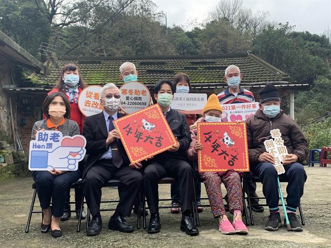 赖清德到金山区拜访蔡家阿公阿嬷。（王扬杰摄）