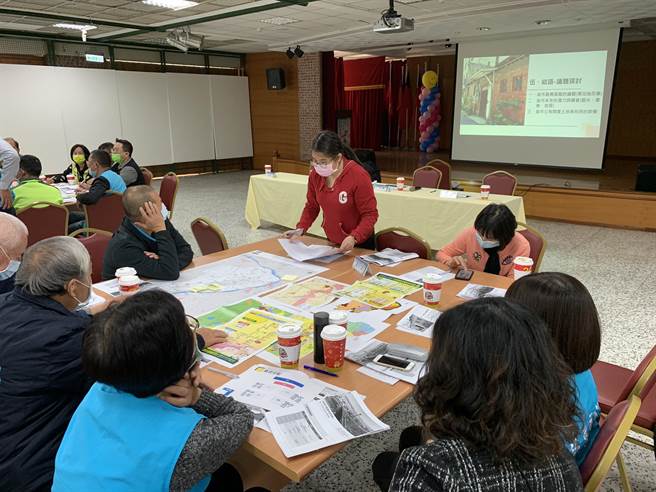 苗栗市公所办理「苗栗市整体发展规划」第一次地方意见共识会议，邀集市民代表、里长等，提出意见交流。（何冠娴摄）