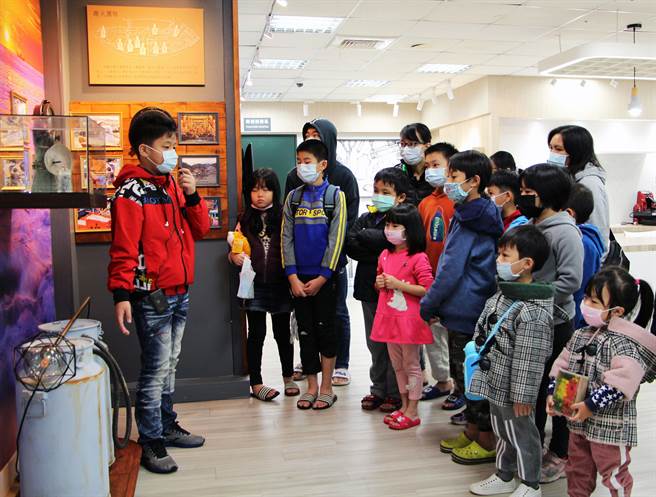 金山国小许博轩同学担任金山分馆「磺火捕鱼」在地知识学专区的小小导览员，介绍金山特色文化资产「蹦火仔」的古老捕鱼技法。（新北市立图书馆提供）