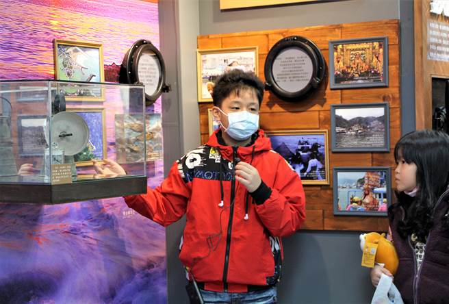 金山国小许博轩同学担任金山分馆「磺火捕鱼」在地知识学专区的小小导览员，介绍金山特色文化资产「蹦火仔」的古老捕鱼技法。（新北市立图书馆提供）