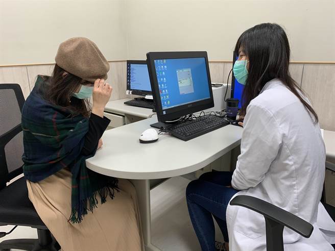 中国医药大学新竹附设医院身心科医师郑映芝（右），在抽血检查发现一名具有忧郁症女患者，维生素Ｄ浓度不足，透过补充维生素Ｄ搭配药物，状况大幅改善。图非当事人。（庄旻静摄）